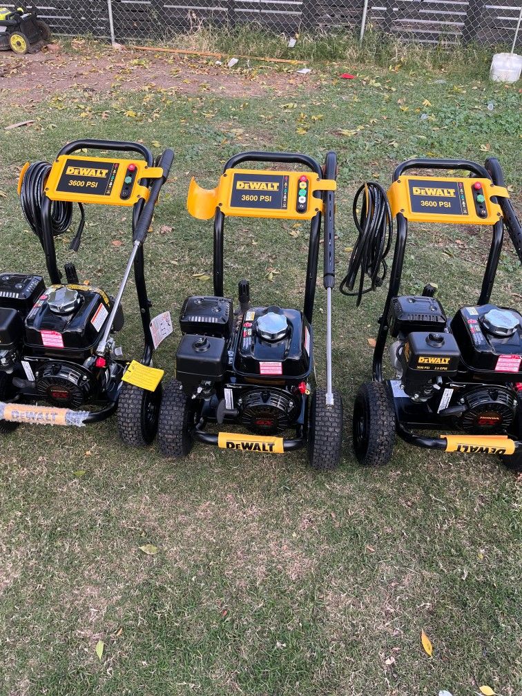 DEWALT 3600 PSI 2.5 GPM Gas Cold Water Professional Pressure Washer with HONDA GX200 Engine
