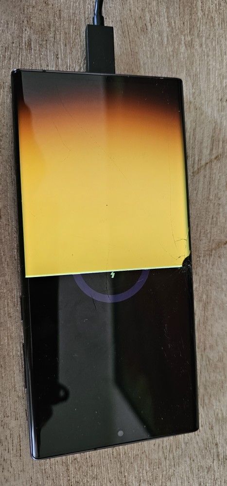 Samsung Galaxy S22 Ultra Cracked Screen