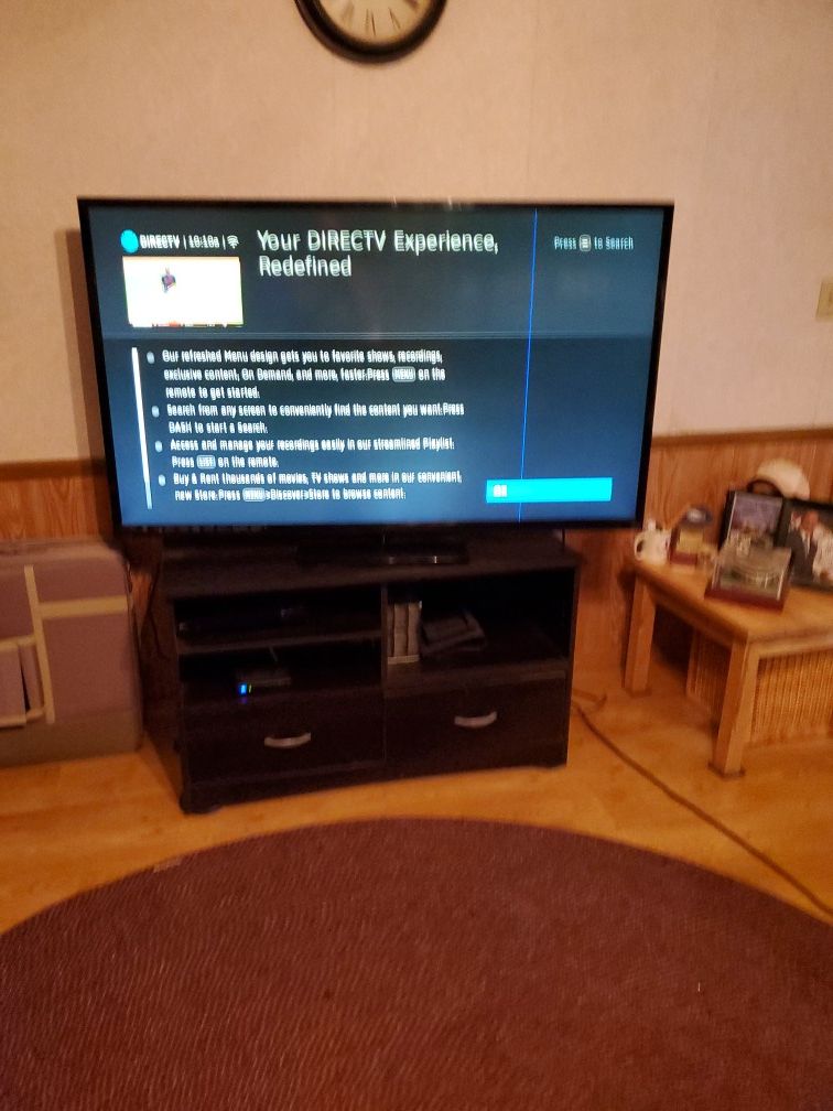 Vizio 60 inch Smart TV E601i-A3 has thin blue line on right of screen. Excellent Picture, Excellent Condition $150 will throw in non HD DVD Player.