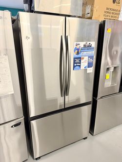 Samsung 32 Cu Ft Refrigerator Max Capacity Stainless Steel with Ice Maker