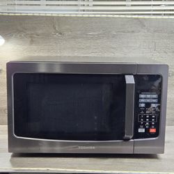 Toshiba Countertop Microwave Oven 1.6 cu ft 1100W Black Sensor Cook