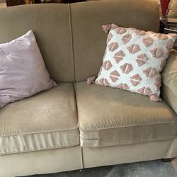 Tan Love Seat Like Brand New And Very Comfortable 
