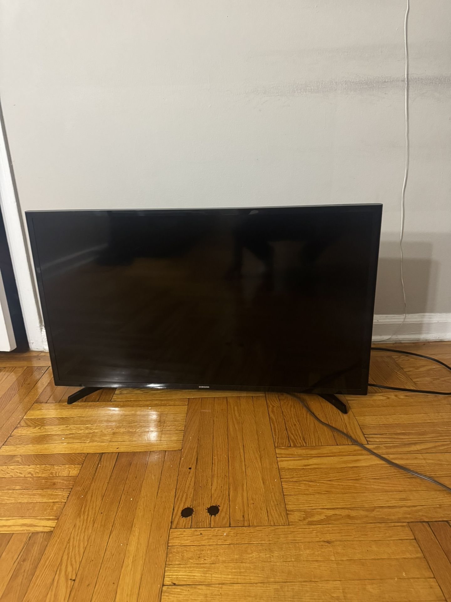 Samsung 43 inch flatscreen TV 