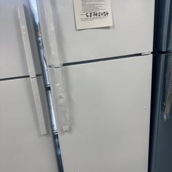 18 Cu.ft Top Freezer Refrigerator With Ice Maker