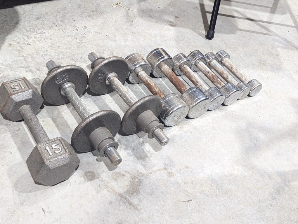 56 lbs Dumbbell sets Variety some Chrome some have surface rust. BUY ALL FOR THIS ONE LOW PRICE
Juego de mancuernas de 25 kg. Variedad de mancuernas,