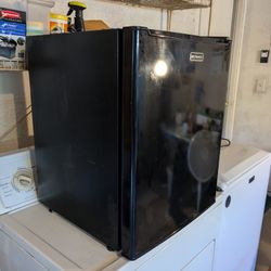 Emerson 2.7cu.ft. Mini Fridge 