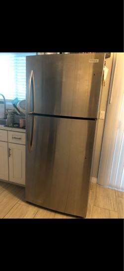 Frigidaire Stainless Steel Top-Freezer Refrigerator