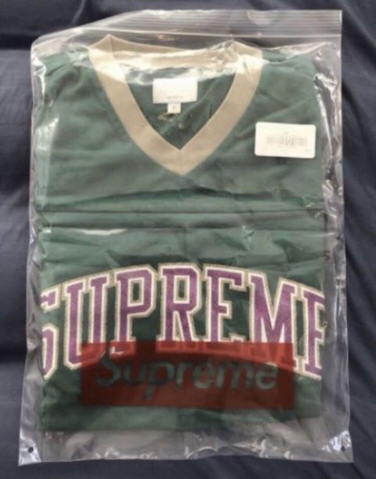 SUPREME GLITTER ARC FOOTBALL T SHIRT SIZE MEDIUM GREEN FALL WINTER 2017 SOLD OUT AUTHENTIC RARE V NECK BRAND NEW