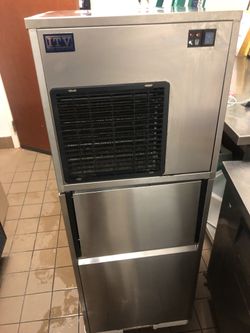 Snow Flake ITV IQ 300 for parts or repair with ice Storage Bin
