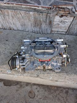 EDELBROCK CARBURETOR!!! 200$