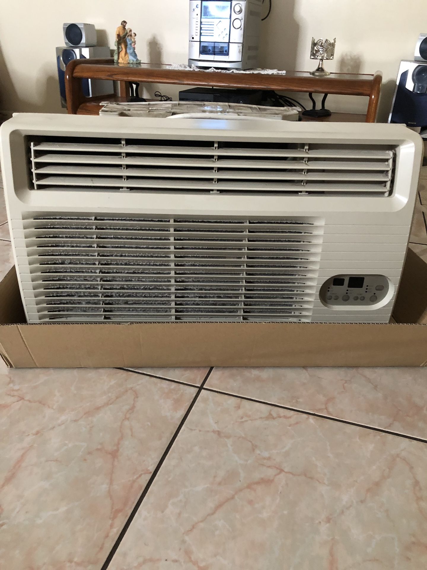 AC WALL UNIT WITH REMOTE