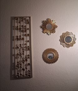 Metal wall decor n 3 mirrors