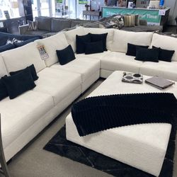 $3899 White Comfy Sectional 4pcs 🐑