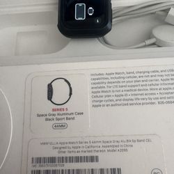 Apple Watch 5, 44mm Space Gray aluminum 