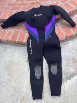 Almost new woman Henderson wetsuit. Very pretty!
