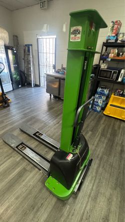 Self Loading Forklift / Pallet Stacker