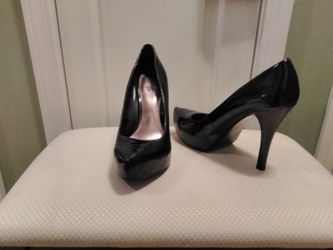 Black patent leather pump