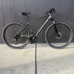 Selling my Specialized Crosstrail  Bike with hydraulic Disc Brakes Size M