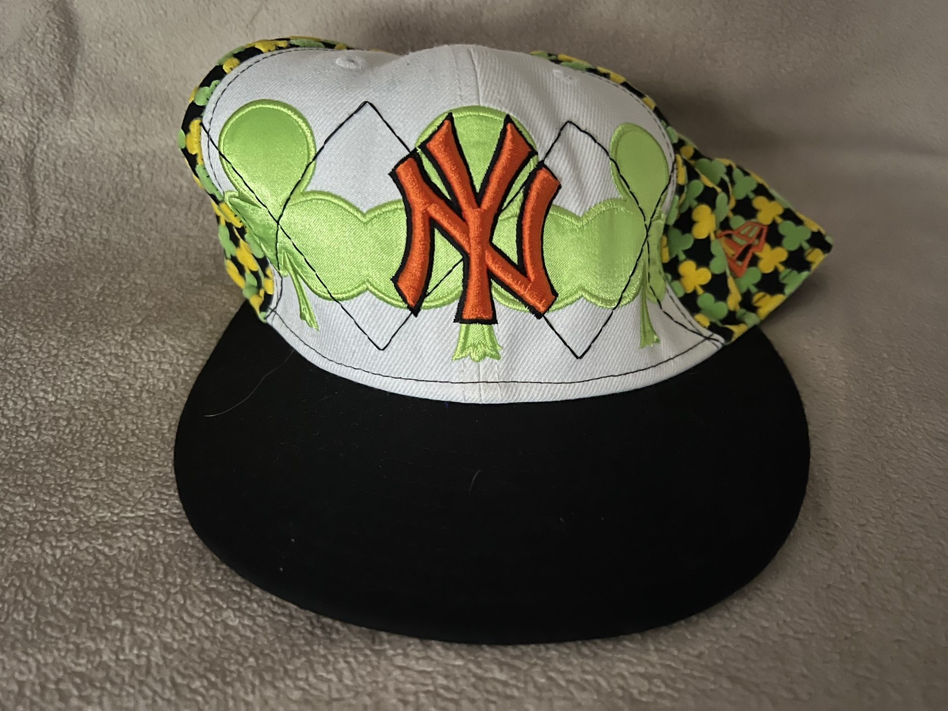NY Yankees Clover Hat Size 8 New Era