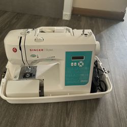 SINGER Sewing Co https://offerup.com/redirect/?o=NzI1OC5jbA== Stylist 7258 Electric Machine 7258CL