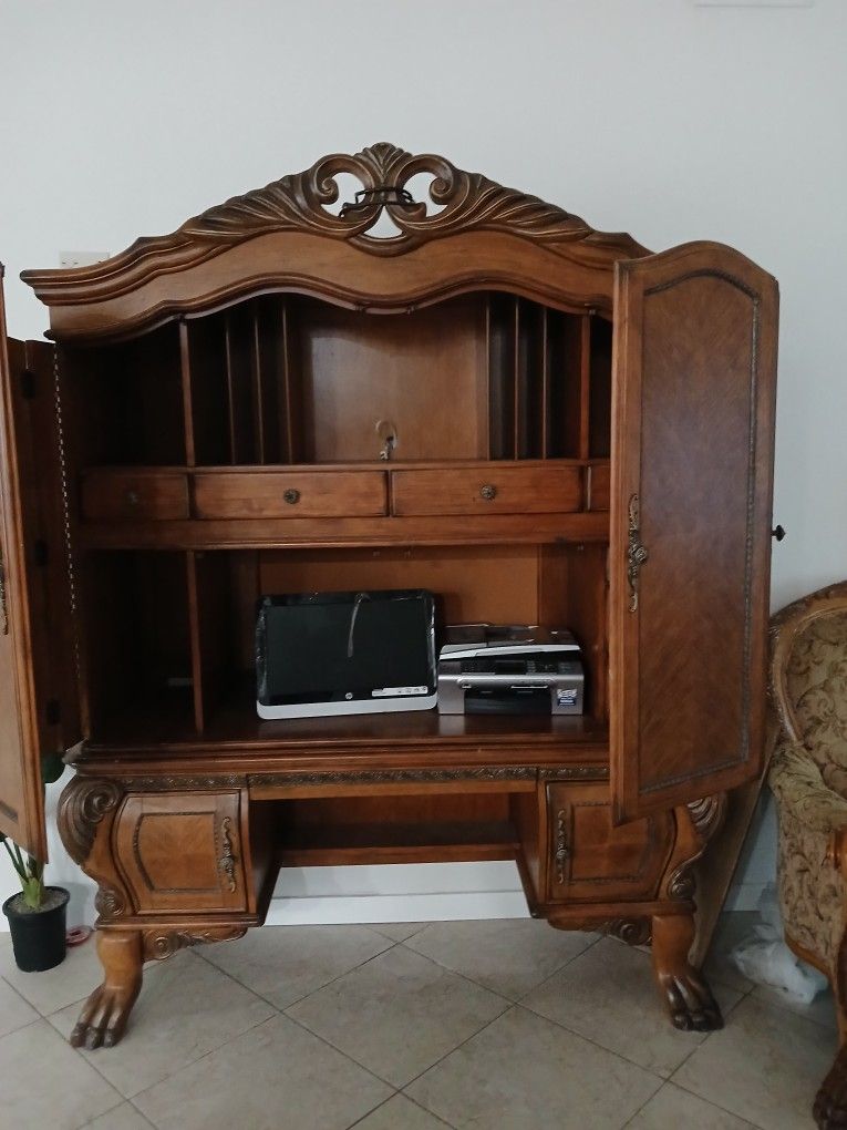 Michael Amini Desk