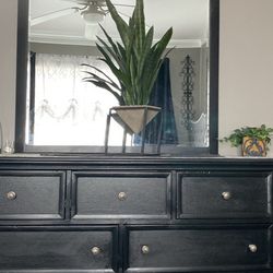 Black Dresser With Mirror 