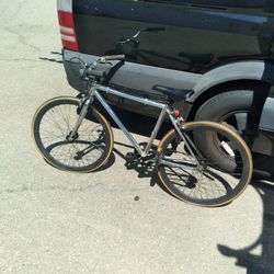 SE bikes USA designed single speed / fixie 17" frame bike bicycle chrome 

Excellent condition 

All original setup

Very smooth 