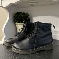 DR. MARTENS Delaney Black Leather Boots Men Size 4 / Women's Size 5 pre loved