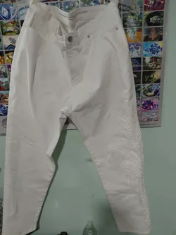 White Ankle Jeans with Floral Embroidery
