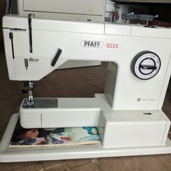 Pfaff 1222e Sewing Machine (Non-op) + Case
