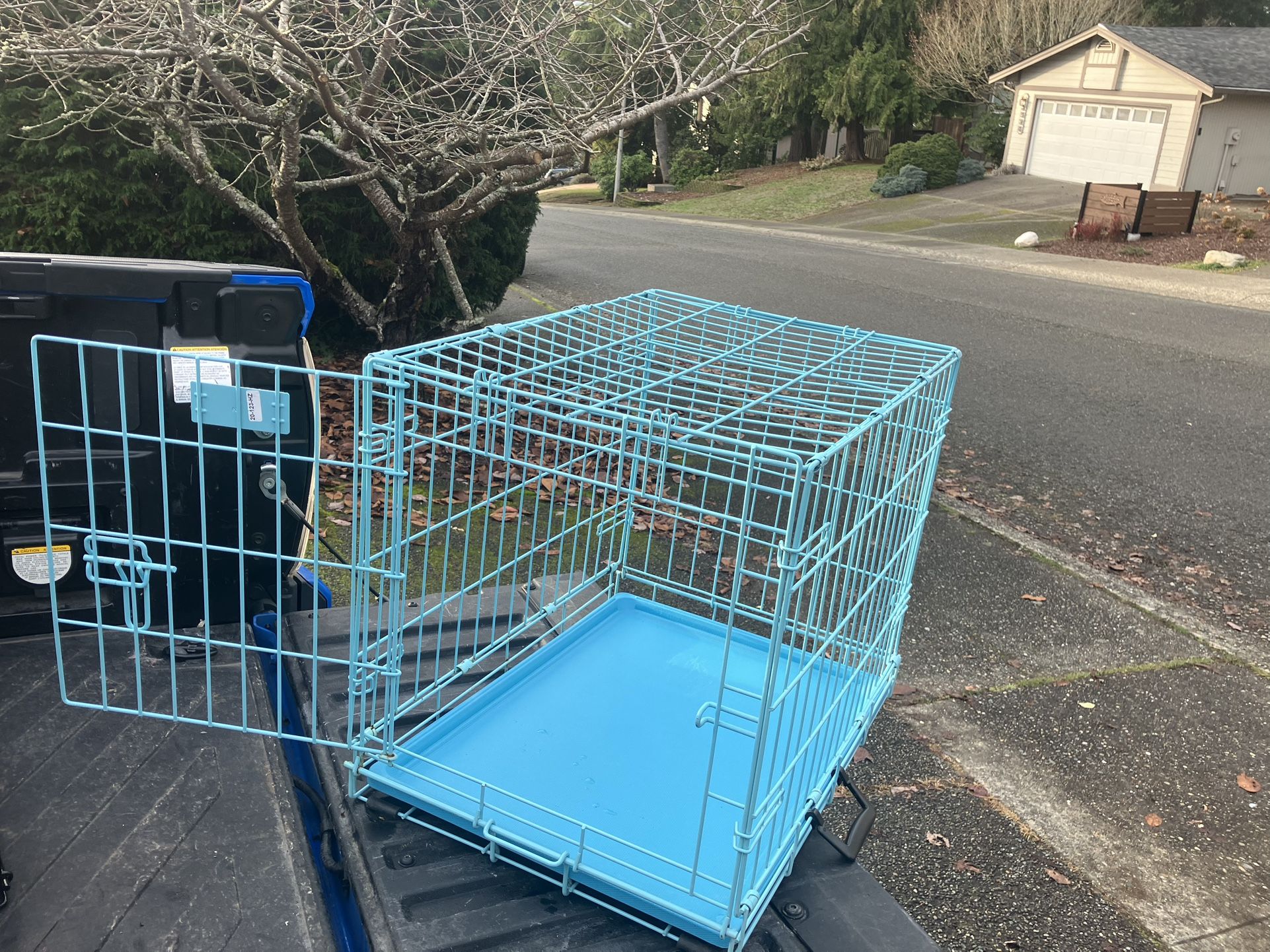 Small Dog Puppy Rabbit Kennel Crate Collapsible like New 24” L by 17”W 19”