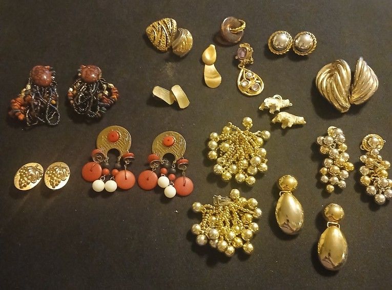 Vintage Jewelry Earrings CLIP ON Costume Jewelry Dangle Stud Assorted Multiple Styles Gold Silver x18 Pairs