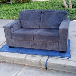 Very Comfortable Love Seat Clean Good Condition Located In Canoga Park 