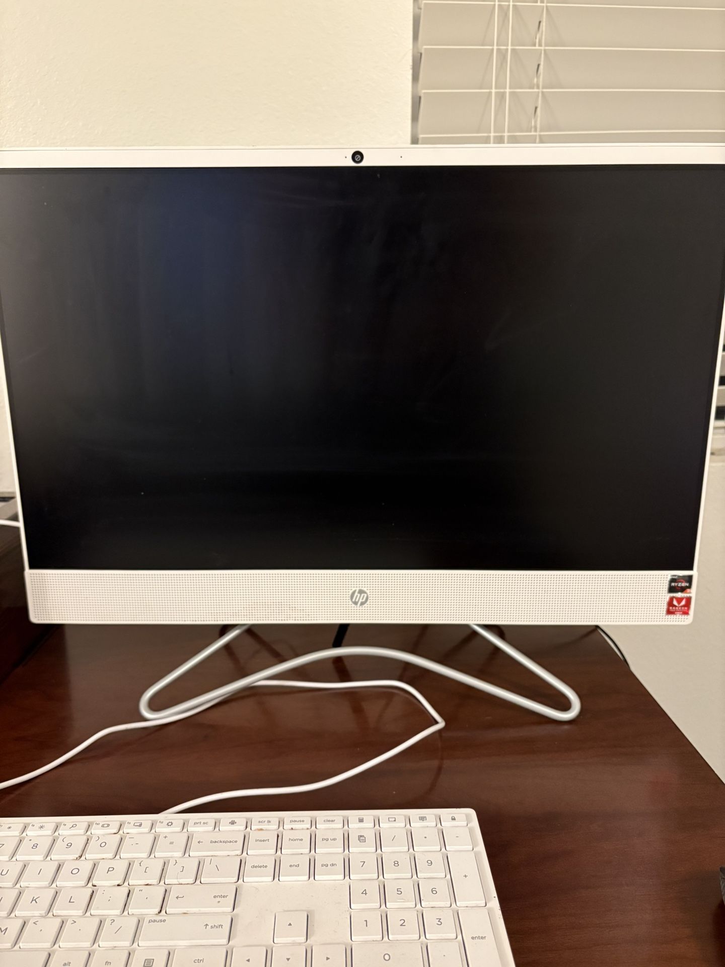 HP 24-Inch All-in-One Computer, AMD Ryzen 3 3200U, 8GB RAM, 1TB Hard Drive, Windows 10 (24-F1040, White) (5QB23AA#ABA)