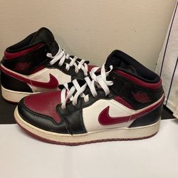 Jordan 1 Mid 