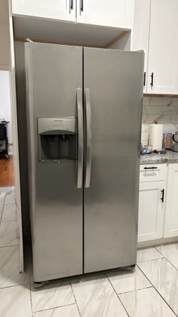 Fridgidaire Gallery 22.3cu 33in
