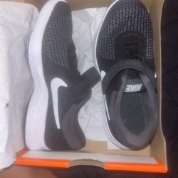 Nike Revolution 4 (psv) Size 11.5 C