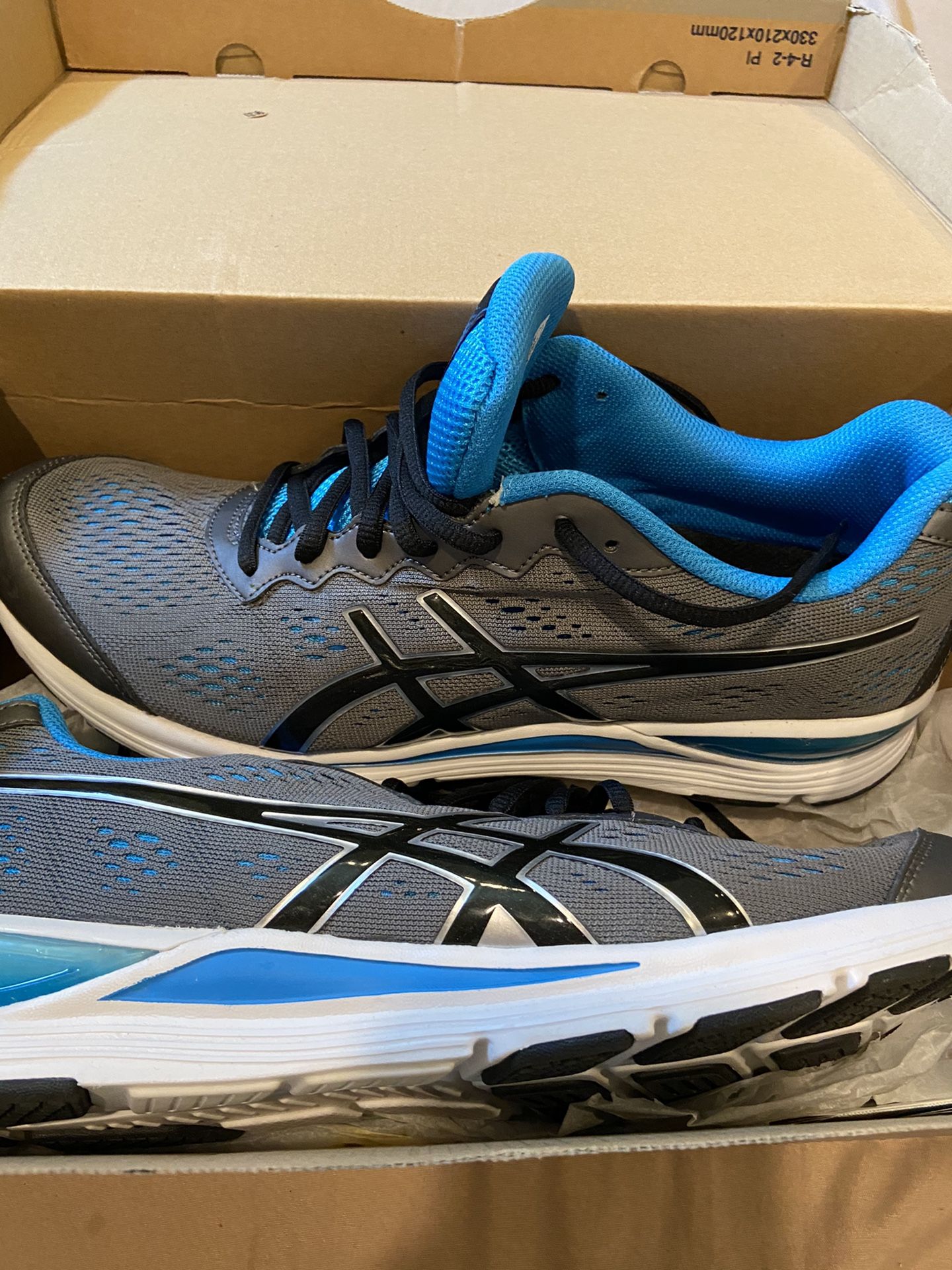 New Tennis shoes size 11 for men