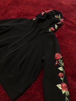 Hollister black cropped hoodie with roses (small)