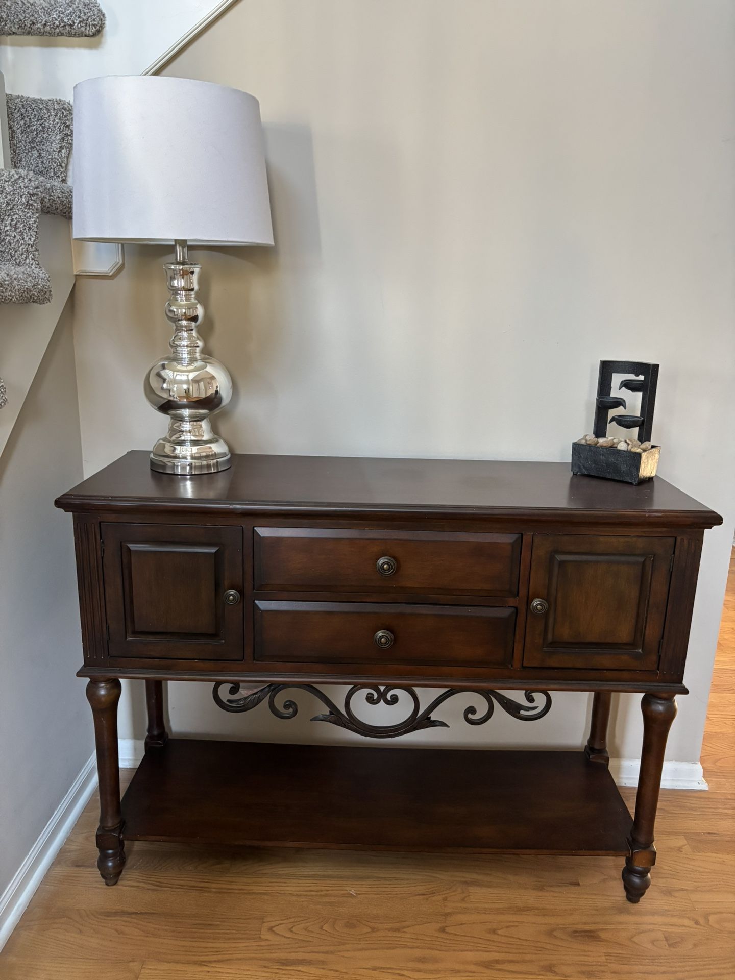 Beautiful Solid Wood Entryway/Console Table – Excellent Condition!