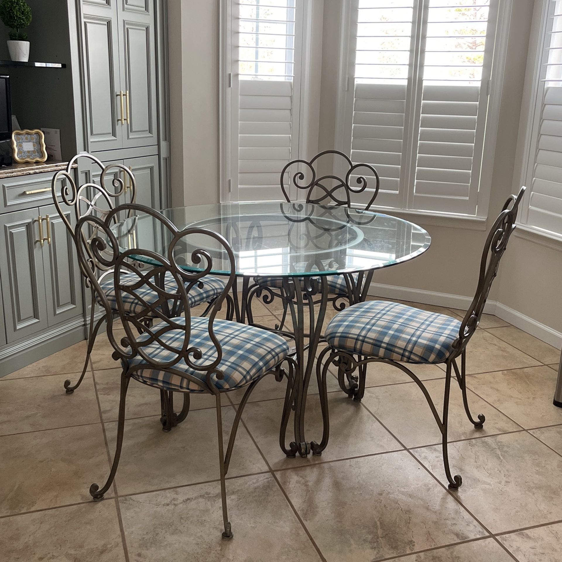 Kitchen Table/Chairs