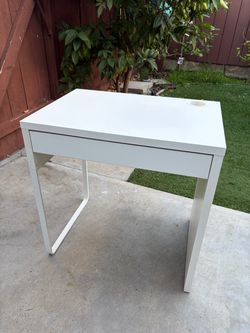White computer desk with draw