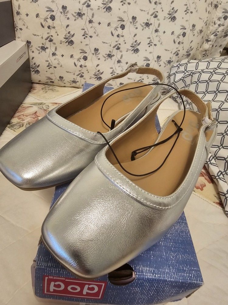 New womans size 7M silver slingback flats

