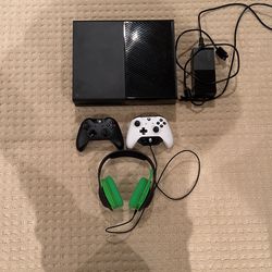 Xbox one + Extra Controller + Skull candy headset 