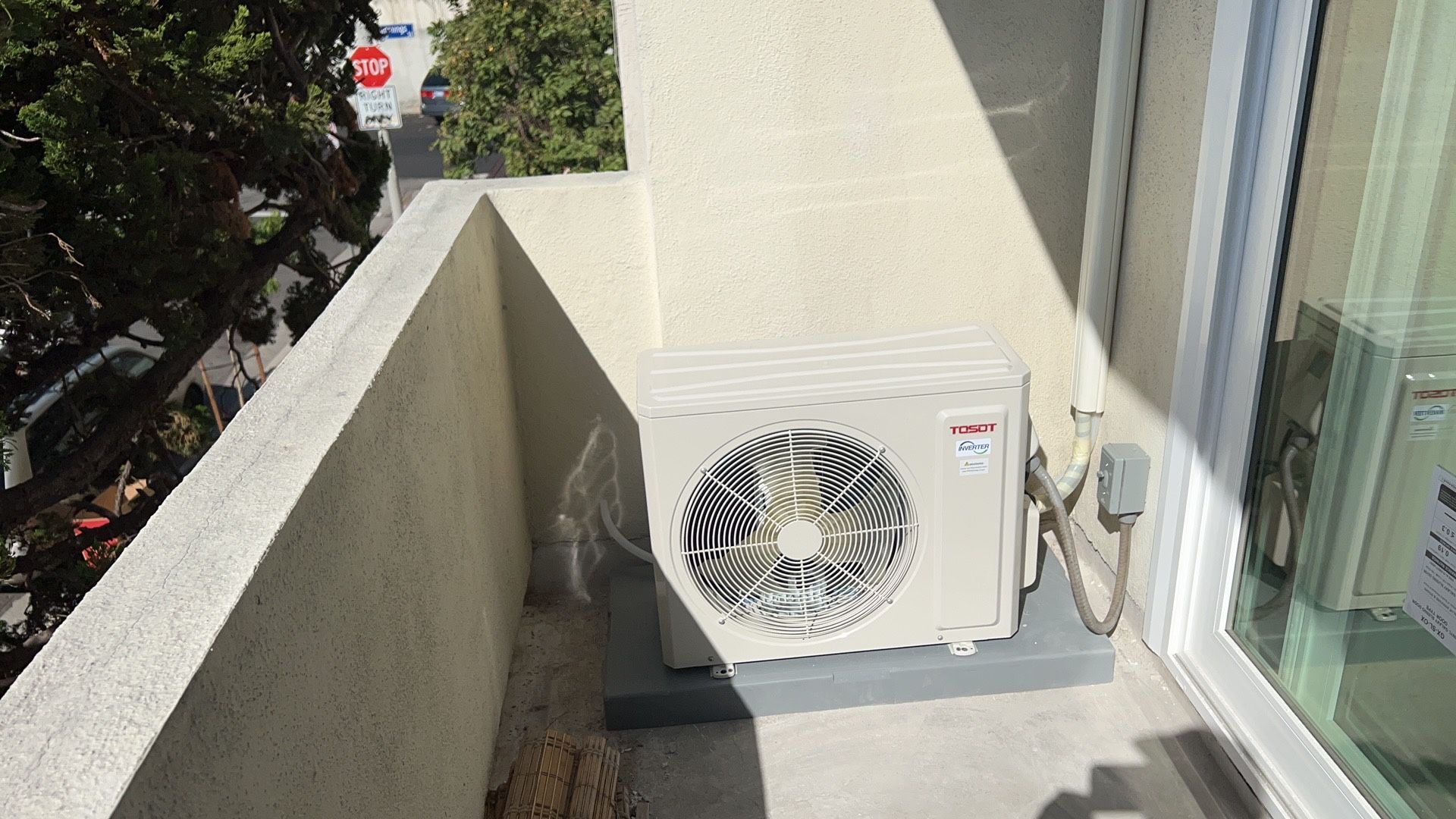 TOSOT 12,000 BTU / 1 Ton mini split Air Conditioner, Heats And AC by GREE Manufacturer for Sale