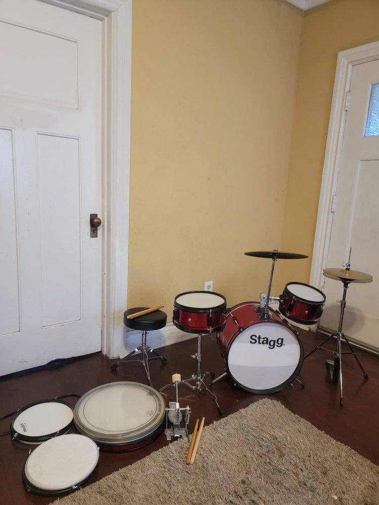Stagg Junior Drum Set,Stool Seat,Snare Drum,Tom Tom,Bass Drum ,Hi-Hats And Cymbals,Stands,Pedals And Sticks Extra Accessories 