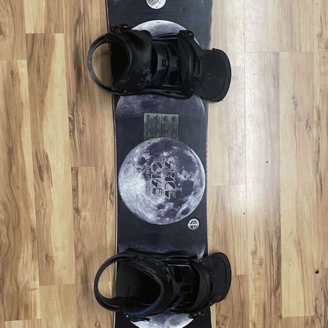 GNU Space Case Snowboard 153cm with Burton Custom Bindings Size L