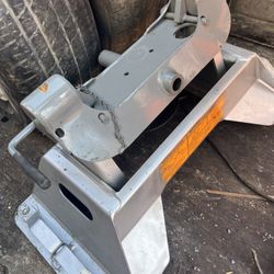 B&W Companion 5th Wheel Hitch – DAMAGED – For Parts or Repair