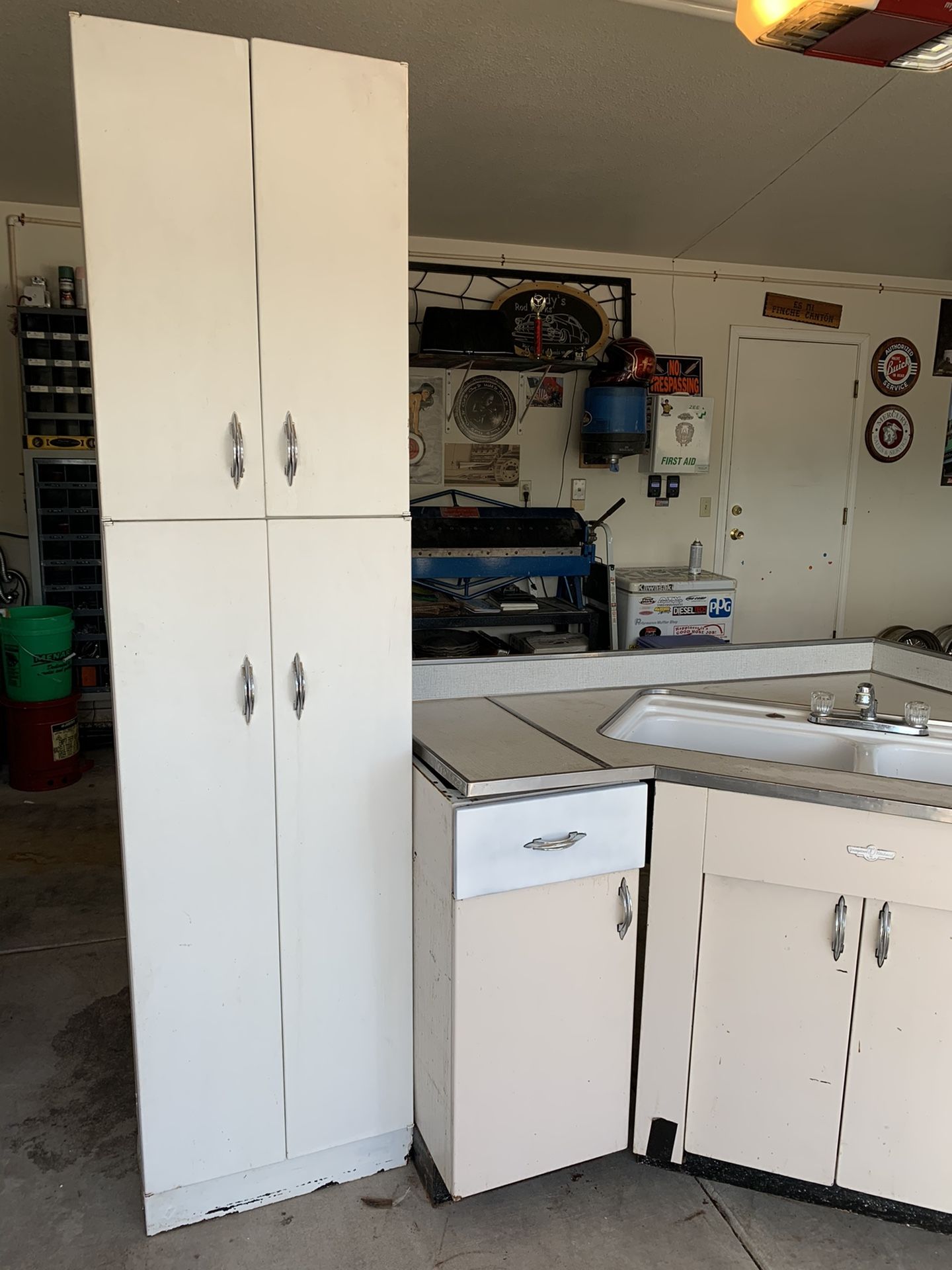 VINTAGE YOUNGSTOWN METAL KITCHEN for Sale in Henderson, NV