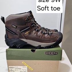 Keen Soft Toe Hiking Boots Size 9
